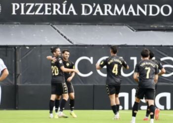 El Sabadell se impone al Ceuta (1-2) con un doblete de Ángel Baena y tumba a los locales en inferioridad