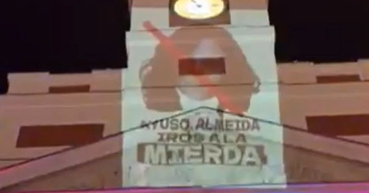 Los acampados en la Puerta del Sol convierten el homenaje a Ceuta en una protesta contra el Gobierno regional Los acampados en la Puerta del Sol convierten el homenaje a Ceuta en una protesta contra el Gobierno regional