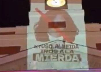 Los acampados en la Puerta del Sol convierten el homenaje a Ceuta en una protesta contra el Gobierno regional Los acampados en la Puerta del Sol convierten el homenaje a Ceuta en una protesta contra el Gobierno regional