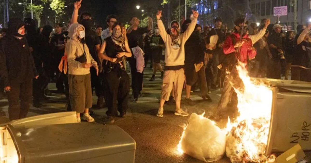 Cargas policiales y varios detenidos en Barcelona tras derivar en disturbios la manifestación por la vivienda Cargas policiales y varios detenidos en Barcelona tras derivar en disturbios la manifestación por la vivienda