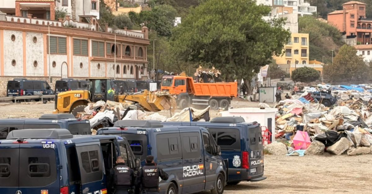 Ceuta retira 61.000 kilos de desperdicios tras la evacuación de El Trampolín y mantiene el dispositivo en la costa Ceuta retira 61.000 kilos de desperdicios tras la evacuación de El Trampolín y mantiene el dispositivo en la costa