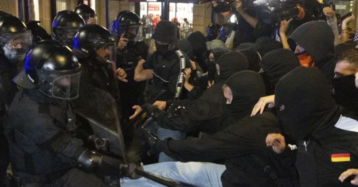 Los altercados tras la marcha por la vivienda en Barcelona se saldan con 13 detenidos y 30 mossos heridos Los altercados tras la marcha por la vivienda en Barcelona se saldan con 13 detenidos y 30 mossos heridos