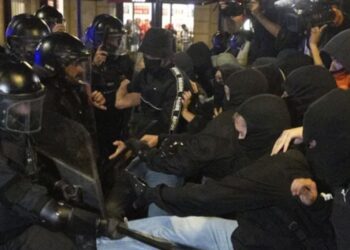 Los altercados tras la marcha por la vivienda en Barcelona se saldan con 13 detenidos y 30 mossos heridos Los altercados tras la marcha por la vivienda en Barcelona se saldan con 13 detenidos y 30 mossos heridos