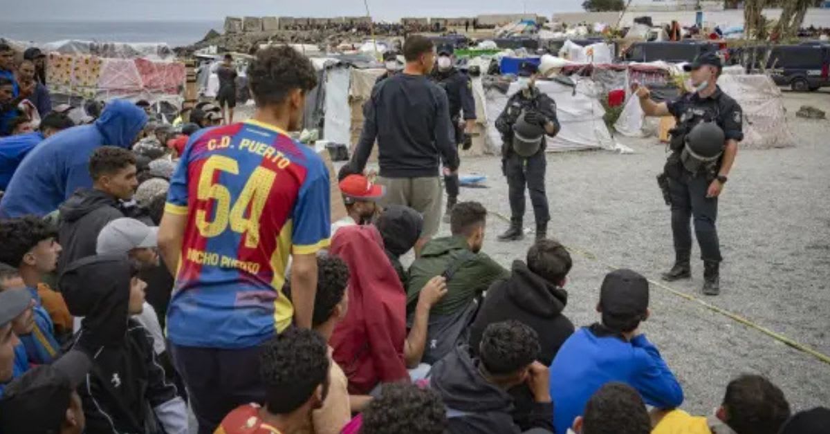 Cierran al público la playa de Benítez en Ceuta hasta completar su desinfección tras desalojar los asentamientos Cierran al público la playa de Benítez en Ceuta hasta completar su desinfección tras desalojar los asentamientos