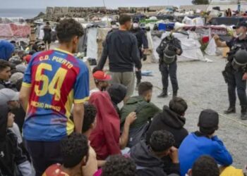 Cierran al público la playa de Benítez en Ceuta hasta completar su desinfección tras desalojar los asentamientos Cierran al público la playa de Benítez en Ceuta hasta completar su desinfección tras desalojar los asentamientos