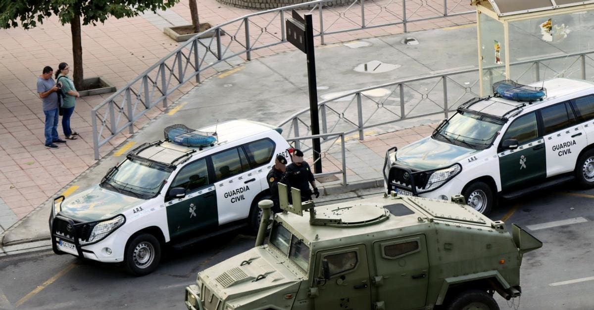 La Guardia Civil registra dos sedes de ONG en Ceuta por presunta incitación a atacar a las Fuerzas de Seguridad La Guardia Civil registra dos sedes de ONG en Ceuta por presunta incitación a atacar a las Fuerzas de Seguridad