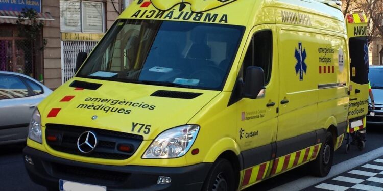 Un grave accidente entre un autobús y un coche deja al menos 20 heridos graves en Barcelona