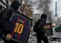 Roban de un comercio de París una camiseta del Barça y un brazalete de capitán firmados por Leo Messi durante los disturbios Roban de un comercio de París una camiseta del Barça y un brazalete de capitán firmados por Leo Messi durante los disturbios