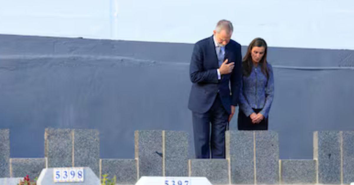 Los Reyes rinden homenaje a los fallecidos en la crisis migratoria durante su visita al cementerio musulmán de Sidi Embarek Los Reyes rinden homenaje a los fallecidos en la crisis migratoria durante su visita al cementerio musulmán de Sidi Embarek