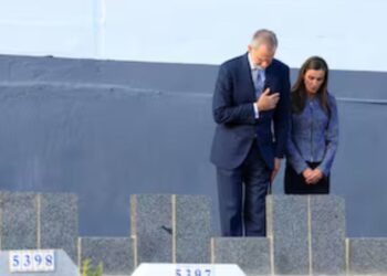 Los Reyes rinden homenaje a los fallecidos en la crisis migratoria durante su visita al cementerio musulmán de Sidi Embarek Los Reyes rinden homenaje a los fallecidos en la crisis migratoria durante su visita al cementerio musulmán de Sidi Embarek