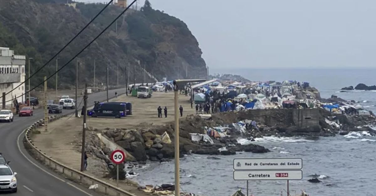 La Policía Nacional despliega un dispositivo en el litoral de Ceuta para impedir la reapertura de campamentos tras el desalojo en la playa del Trampolín La Policía Nacional despliega un dispositivo en el litoral de Ceuta para impedir la reapertura de campamentos tras el desalojo en la playa del Trampolín