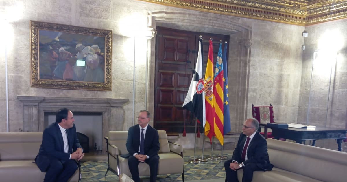 Juan Vivas se reúne con el presidente valenciano en Valencia Juan Vivas se reúne con el presidente valenciano en Valencia