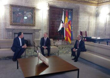 Juan Vivas se reúne con el presidente valenciano en Valencia Juan Vivas se reúne con el presidente valenciano en Valencia