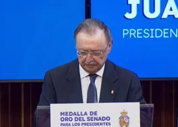 Juan Vivas recibe la Medalla de Oro del Senado por Ceuta Juan Vivas recibe la Medalla de Oro del Senado por Ceuta