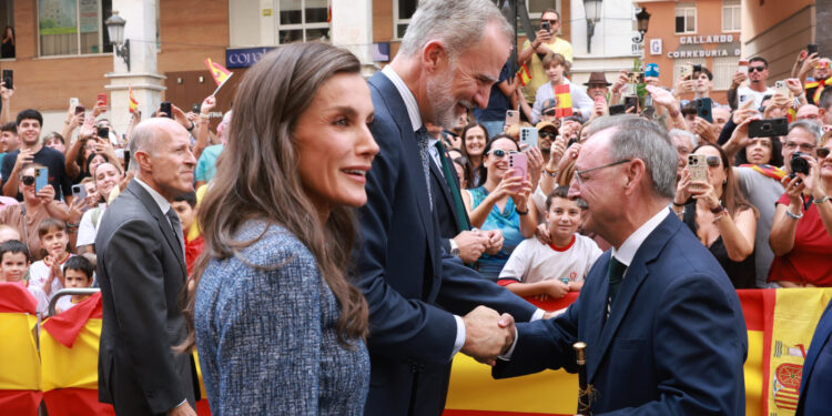 Juan Vivas recibe a los Reyes en su visita a Ceuta