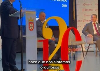 Juan Vivas entrega medalla de oro a Luhay Hamido en Ceuta Juan Vivas entrega medalla de oro a Luhay Hamido en Ceuta