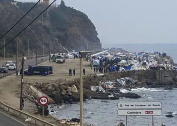 La Policía Nacional despliega un dispositivo en el litoral de Ceuta para impedir la reapertura de campamentos tras el desalojo en la playa del Trampolín