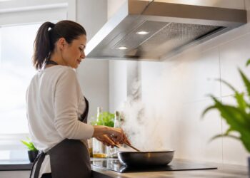 Cómo usar el extractor de cocina para reducir humo y olores y mejorar la ventilación en casa