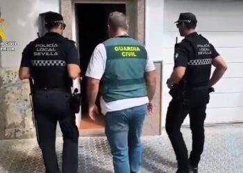 Desalojados policías y guardias civiles que se encerraron en Interior por una jubilación digna Desalojados policías y guardias civiles que se encerraron en Interior por una jubilación digna