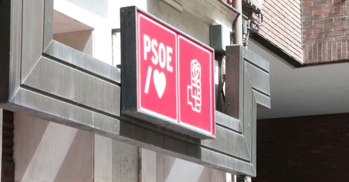 Detenidos dos jóvenes por un cartel alusivo al accidente de Urda en la sede del PSOE Detenidos dos jóvenes por un cartel alusivo al accidente de Urda en la sede del PSOE