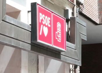 Detenidos dos jóvenes por un cartel alusivo al accidente de Urda en la sede del PSOE Detenidos dos jóvenes por un cartel alusivo al accidente de Urda en la sede del PSOE
