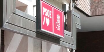 Detenidos dos jóvenes por un cartel alusivo al accidente de Urda en la sede del PSOE Detenidos dos jóvenes por un cartel alusivo al accidente de Urda en la sede del PSOE