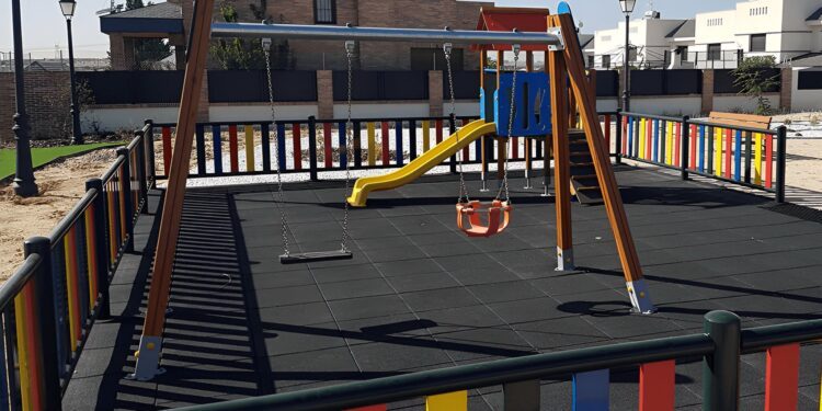 Ecologistas en Acción pide retirar suelos de caucho tóxico de parques infantiles