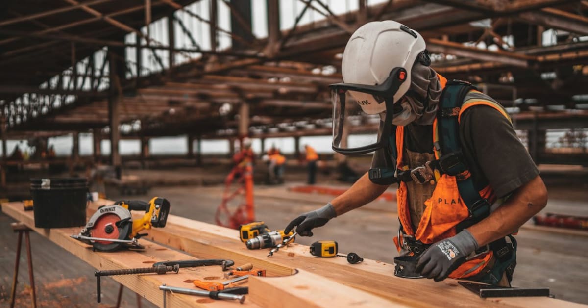 El paro vuelve a superar el 10 % en España mientras el empleo alcanza un récord El paro vuelve a superar el 10 % en España mientras el empleo alcanza un récord
