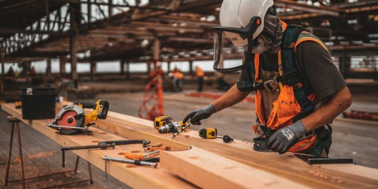 El paro vuelve a superar el 10 % en España mientras el empleo alcanza un récord