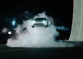 Elon Musk presenta el nuevo Tesla Roadster con propulsores de SpaceX y capacidad para elevarse del suelo