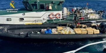 Embiste una narcolancha a patrullera de la Guardia Civil frente a Huelva y arrestan a cinco personas