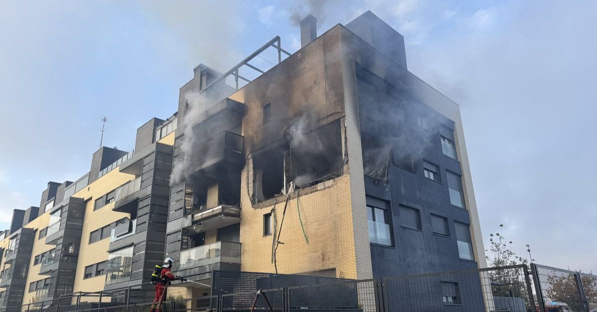 Una explosión en una vivienda de Valdemoro desencadena un aparatoso incendio en un bloque de cuatro plantas Una explosión en una vivienda de Valdemoro desencadena un aparatoso incendio en un bloque de cuatro plantas