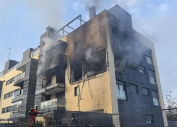 Una explosión en una vivienda de Valdemoro desencadena un aparatoso incendio en un bloque de cuatro plantas
