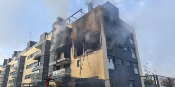 Una explosión en una vivienda de Valdemoro desencadena un aparatoso incendio en un bloque de cuatro plantas