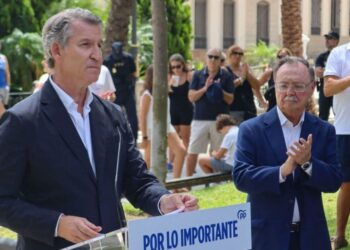 Feijóo abre la precampaña del 29-N en Ceuta y promete usar a las Fuerzas Armadas para «recuperar la normalidad» en la ciudad autónoma Feijóo abre la precampaña del 29-N en Ceuta y promete usar a las Fuerzas Armadas para «recuperar la normalidad» en la ciudad autónoma