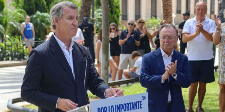 Feijóo abre la precampaña del 29-N en Ceuta y promete usar a las Fuerzas Armadas para «recuperar la normalidad» en la ciudad autónoma