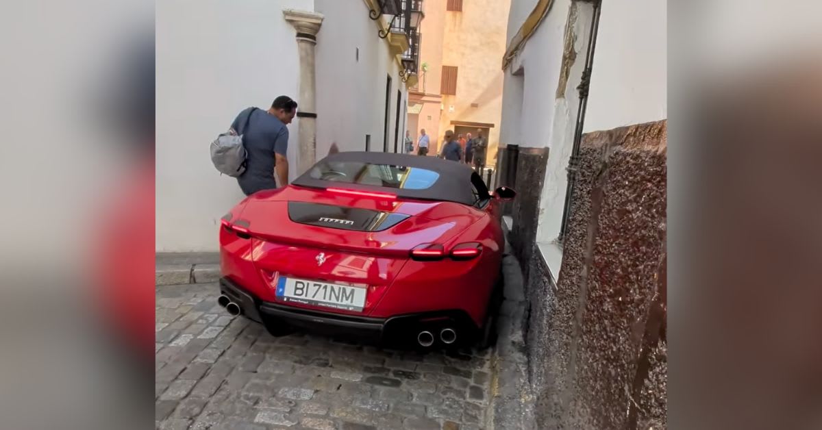 Un Ferrari queda atrapado en el casco antiguo de Sevilla tras encajonarse en sus estrechas calles