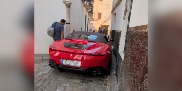 Un Ferrari queda atrapado en el casco antiguo de Sevilla tras encajonarse en sus estrechas calles Un Ferrari queda atrapado en el casco antiguo de Sevilla tras encajonarse en sus estrechas calles