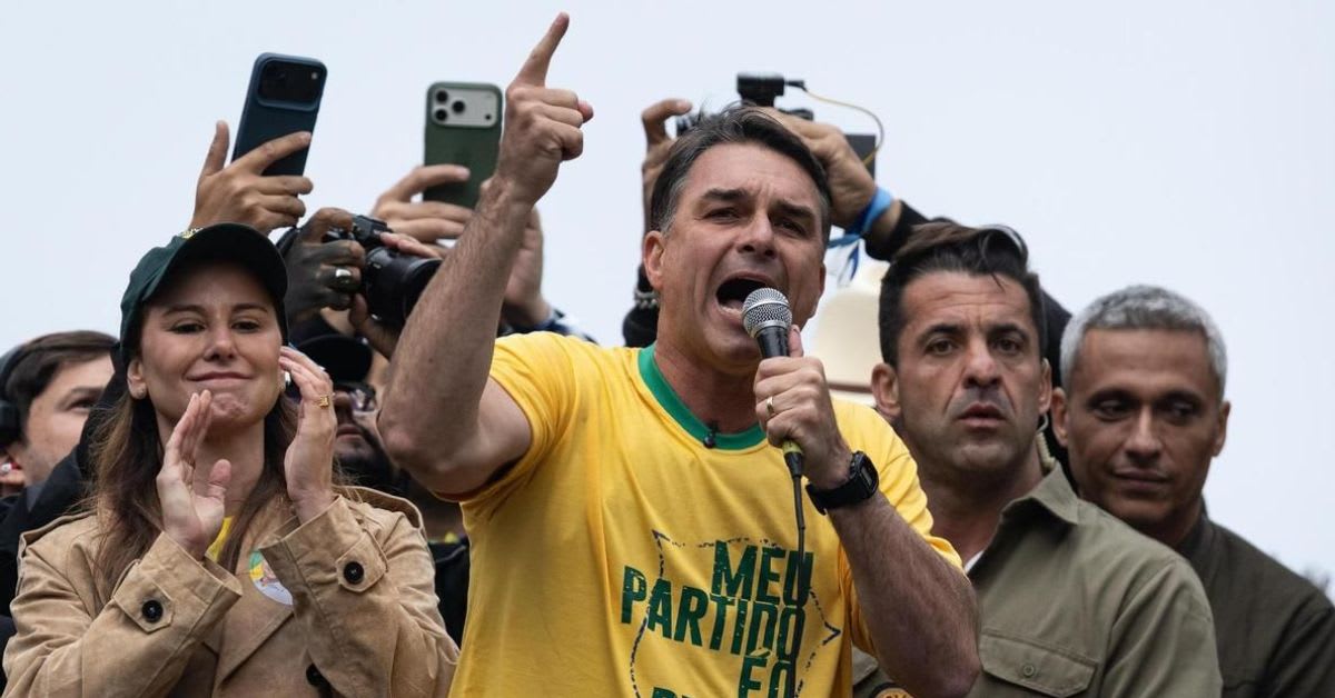 Flávio Bolsonaro se impone a Lula en la primera vuelta y acaricia el regreso de la ultraderecha al poder en Brasil Flávio Bolsonaro se impone a Lula en la primera vuelta y acaricia el regreso de la ultraderecha al poder en Brasil