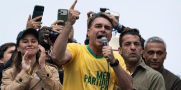 Flávio Bolsonaro se impone a Lula en la primera vuelta y acaricia el regreso de la ultraderecha al poder en Brasil Flávio Bolsonaro se impone a Lula en la primera vuelta y acaricia el regreso de la ultraderecha al poder en Brasil
