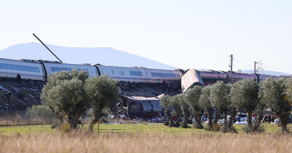El fútbol español se vuelca con las víctimas del trágico accidente ferroviario de Toledo: «Nuestros pensamientos están con ellos» El fútbol español se vuelca con las víctimas del trágico accidente ferroviario de Toledo: «Nuestros pensamientos están con ellos»