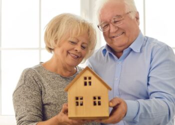 La ventaja fiscal de Hacienda para mayores de 65 años que den su casa a sus hijos La ventaja fiscal de Hacienda para mayores de 65 años que den su casa a sus hijos