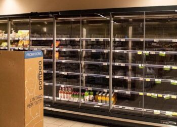 La huelga de transportistas por el precio del combustible vacía los supermercados del sur de Italia La huelga de transportistas por el precio del combustible vacía los supermercados del sur de Italia