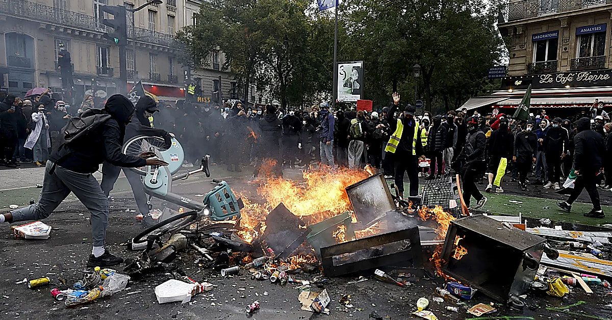 Mensajes de grupos ultraizquierdistas en la protesta educativa contra Ayuso abogan por replicar los disturbios de Francia: “Hay que quemar las calles” Mensajes de grupos ultraizquierdistas en la protesta educativa contra Ayuso abogan por replicar los disturbios de Francia: “Hay que quemar las calles”