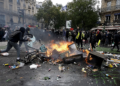 Mensajes de grupos ultraizquierdistas en la protesta educativa contra Ayuso abogan por replicar los disturbios de Francia: “Hay que quemar las calles”