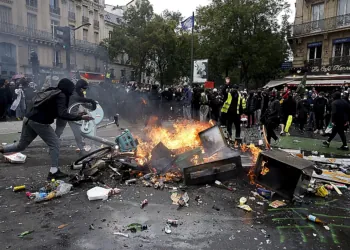 Mensajes de grupos ultraizquierdistas en la protesta educativa contra Ayuso abogan por replicar los disturbios de Francia: “Hay que quemar las calles” Mensajes de grupos ultraizquierdistas en la protesta educativa contra Ayuso abogan por replicar los disturbios de Francia: “Hay que quemar las calles”
