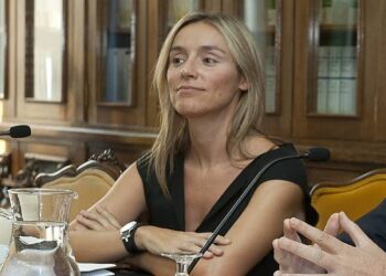 Sofía Puente modificó los formularios consulares para facilitar la nacionalización de descendientes sin relación con el exilio Sofía Puente modificó los formularios consulares para facilitar la nacionalización de descendientes sin relación con el exilio