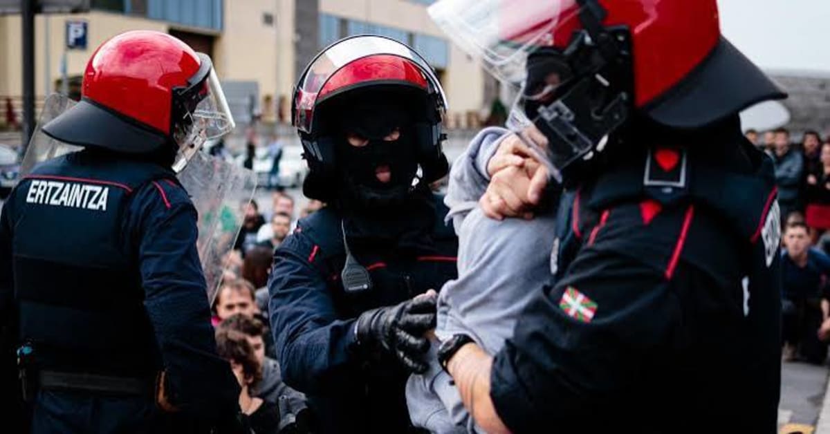 El Sindicato Profesional de la Ertzaintza exige responsabilidades tras la orden de no intervenir en los altercados de Bilbao El Sindicato Profesional de la Ertzaintza exige responsabilidades tras la orden de no intervenir en los altercados de Bilbao