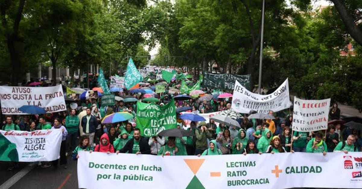 Profesores en huelga en Madrid utilizan los servicios mínimos para animar a los alumnos menores a sumarse a las protestas Profesores en huelga en Madrid utilizan los servicios mínimos para animar a los alumnos menores a sumarse a las protestas