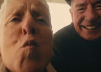 Irlanda retira una polémica campaña contra el abuso sexual que instaba a los abuelos a no besar ni abrazar a sus nietos